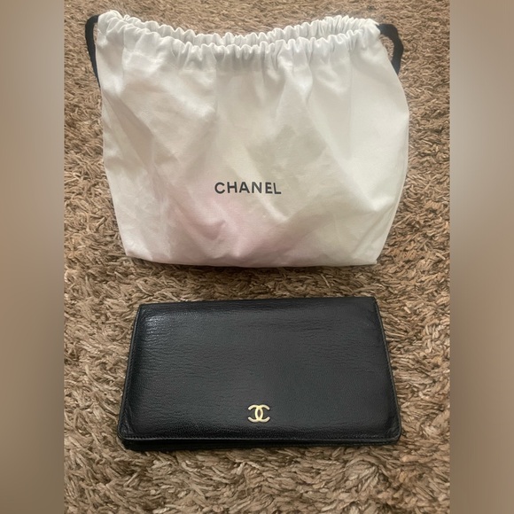 CHANEL Handbags - Chanel Bifold Wallet - EUC!